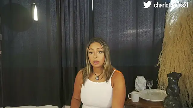 charlottelover21 online show from April 16, 2026, 9:39 pm