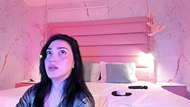 LIAH IZUMI online show from September 10, 2025, 1:33 pm