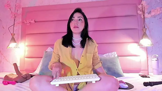 LIAH IZUMI online show from September 12, 2025, 1:33 pm