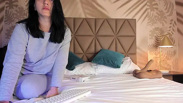 LIAH IZUMI online show from October 3, 2025, 10:45 am