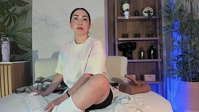 LIAH IZUMI online show from October 15, 2025, 1:11 pm