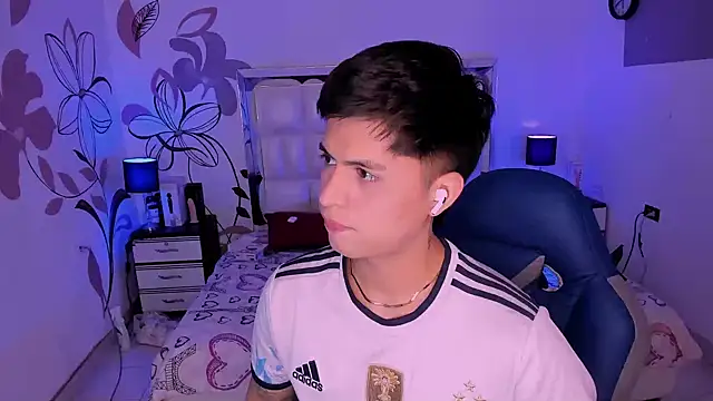 Snapshot of Niicky1_ chatting on December 13, 2024, 8:26 pm Niicky1 online show from December 13, 2024, 8:26 pm