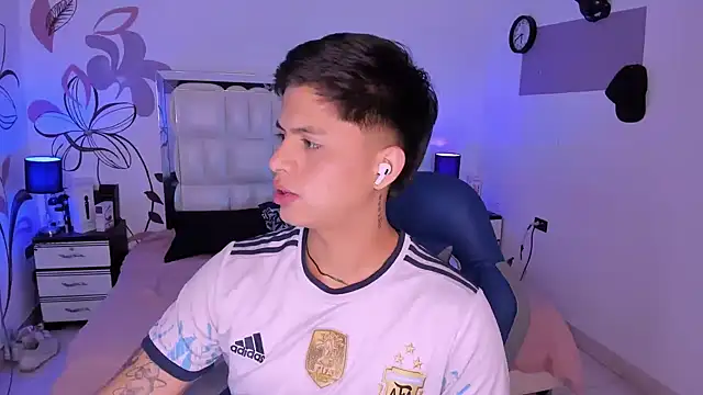 Snapshot of Niicky1_ chatting on December 18, 2024, 8:47 pm Niicky1 online show from December 18, 2024, 8:47 pm