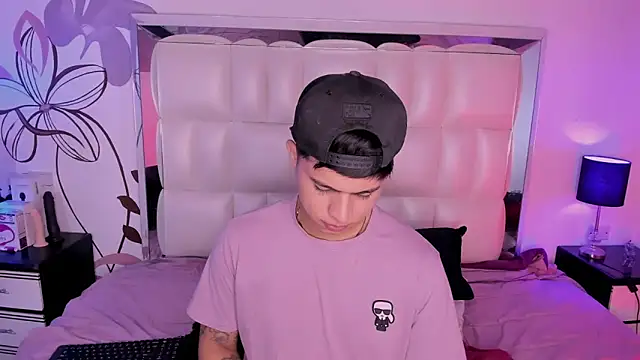 Snapshot of Niicky1_ chatting on December 21, 2024, 12:42 am Niicky1 online show from December 21, 2024, 12:42 am