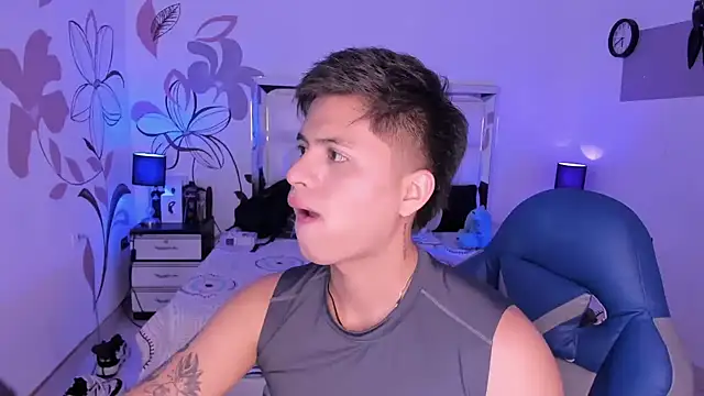 Snapshot of Niicky1_ chatting on February 9, 2025, 8:34 pm Niicky1 online show from February 9, 2025, 8:34 pm