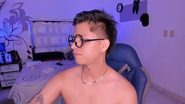 Snapshot of Niicky1_ chatting on February 13, 2025, 12:35 am Niicky1 online show from February 13, 2025, 12:35 am