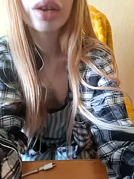 Elza kom online show from February 15, 2026, 4:42 am