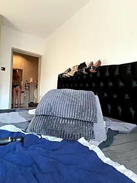 Laurahorney xo online show from October 11, 2025, 1:20 pm