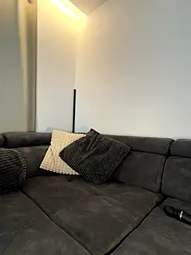 Laurahorney xo online show from November 19, 2025, 2:17 pm