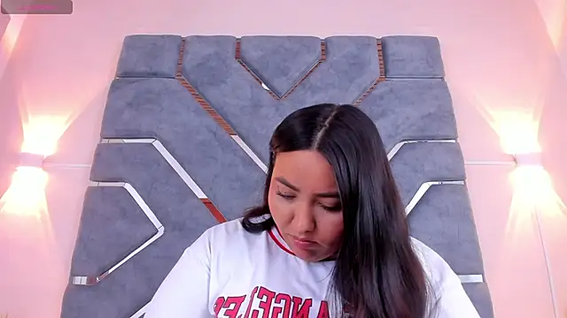 LucciaPorter online show from November 21, 2025, 9:24 pm