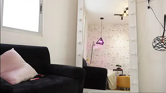 Snapshot of Sofhia_cruz chatting on February 18, 2026, 8:05 pm Sofhia cruz online show from February 18, 2026, 8:05 pm