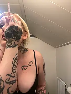 QueenOfFknBj online show from January 13, 2025, 3:47 pm