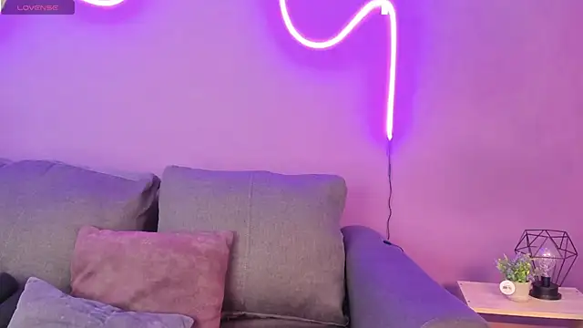 lanna bx online show from October 7, 2025, 7:22 pm