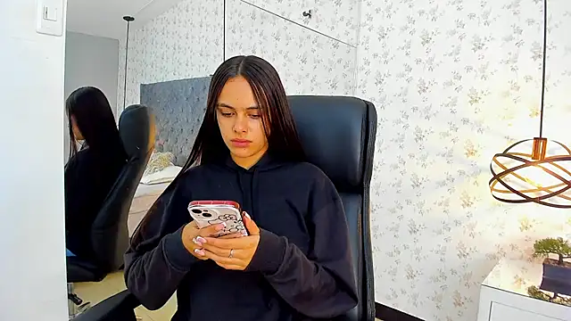 ChloeHarper  online show from September 11, 2025, 12:38 pm