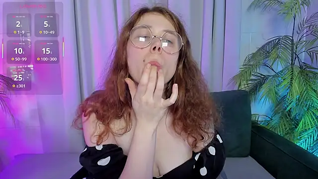 SophiePure online show from October 7, 2025, 8:39 pm