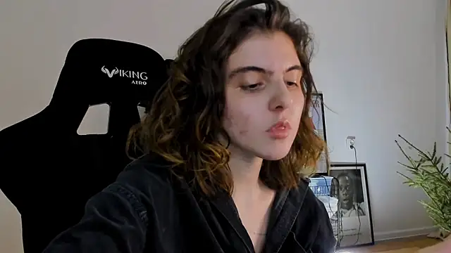 Snapshot of emmamurrr chatting on December 25, 2024, 8:28 pm emmamurrr online show from December 25, 2024, 8:28 pm