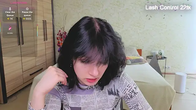 JulisSweet online show from April 17, 2026, 7:33 am