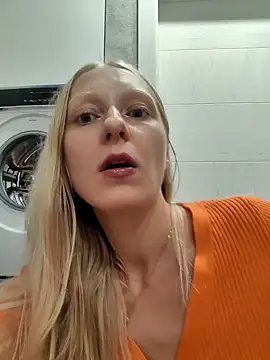 moon blonde online show from October 11, 2025, 7:01 pm