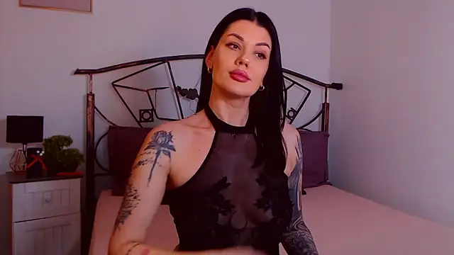 YvonneEverlee online show from November 15, 2025, 9:11 pm