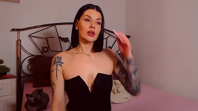 YvonneEverlee online show from April 8, 2026, 7:47 pm