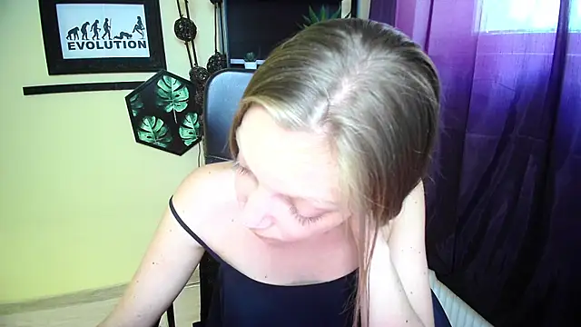 EmillyPlay online show from June 3, 2026, 2:33 pm