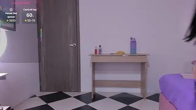 alexa pariss online show from October 7, 2025, 8:17 pm