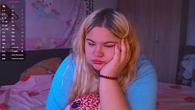 Freakcute  online show from October 3, 2025, 2:03 pm