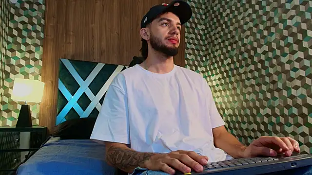 Snapshot of Michael_magno chatting on November 18, 2025, 5:28 pm Michael magno online show from November 18, 2025, 5:28 pm