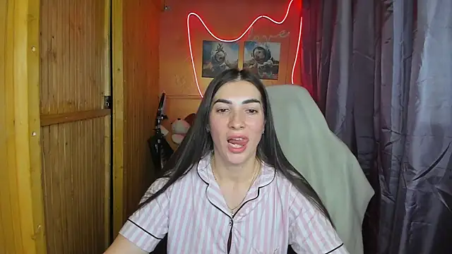 Snapshot of Fiery_Brunette_ chatting on February 19, 2025, 3:27 pm Fiery Brunette  online show from February 19, 2025, 3:27 pm