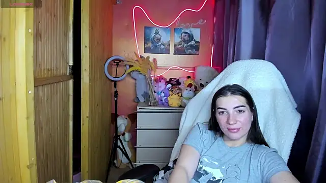 Fiery Brunette  online show from November 30, 2025, 6:28 am