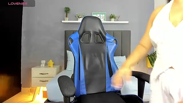 ayla13  online show from September 9, 2025, 3:44 pm