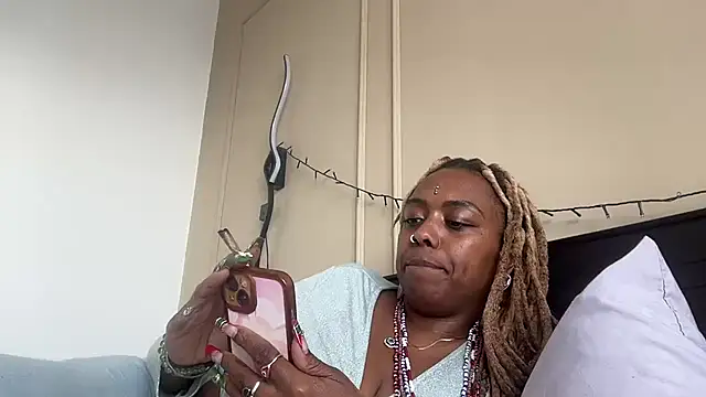 Snapshot of ChocolateCakeQueen chatting on January 16, 2025, 8:36 pm ChocolateCakeQueen online show from January 16, 2025, 8:36 pm
