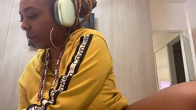Snapshot of ChocolateCakeQueen chatting on January 27, 2025, 11:43 pm ChocolateCakeQueen online show from January 27, 2025, 11:43 pm