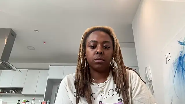 Snapshot of ChocolateCakeQueen chatting on January 31, 2025, 10:21 pm ChocolateCakeQueen online show from January 31, 2025, 10:21 pm