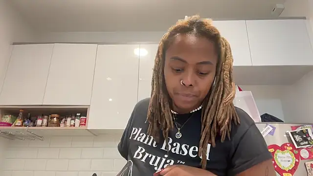 Snapshot of ChocolateCakeQueen chatting on February 3, 2025, 12:25 am ChocolateCakeQueen online show from February 3, 2025, 12:25 am