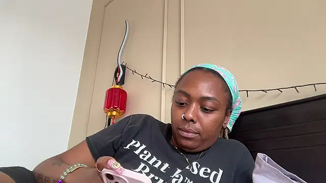 Snapshot of ChocolateCakeQueen chatting on February 9, 2025, 10:00 pm ChocolateCakeQueen online show from February 9, 2025, 10:00 pm