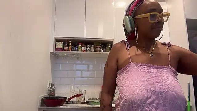 Snapshot of ChocolateCakeQueen chatting on February 11, 2025, 11:12 pm ChocolateCakeQueen online show from February 11, 2025, 11:12 pm