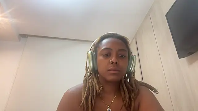 Snapshot of ChocolateCakeQueen chatting on February 13, 2025, 6:38 pm ChocolateCakeQueen online show from February 13, 2025, 6:38 pm