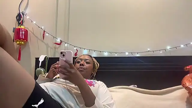 Snapshot of ChocolateCakeQueen chatting on February 16, 2025, 2:42 am ChocolateCakeQueen online show from February 16, 2025, 2:42 am