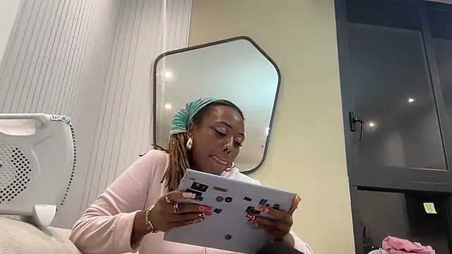 Snapshot of ChocolateCakeQueen chatting on February 19, 2025, 12:25 am ChocolateCakeQueen online show from February 19, 2025, 12:25 am