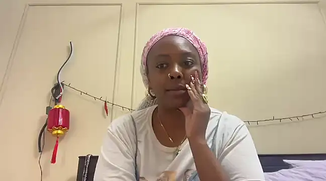 Snapshot of ChocolateCakeQueen chatting on February 28, 2025, 12:43 am ChocolateCakeQueen online show from February 28, 2025, 12:43 am