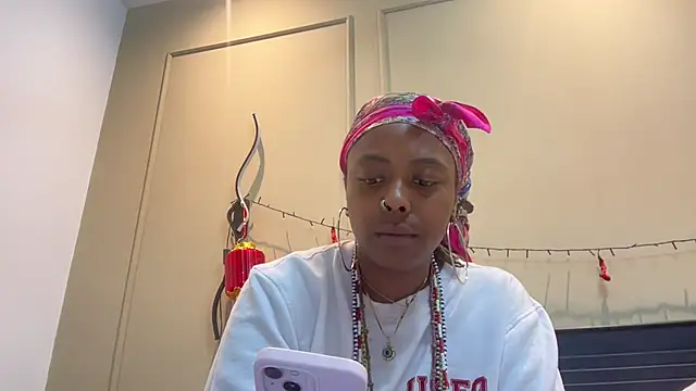 Snapshot of ChocolateCakeQueen chatting on March 2, 2025, 11:42 pm ChocolateCakeQueen online show from March 2, 2025, 11:42 pm