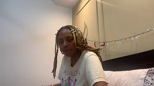 Snapshot of ChocolateCakeQueen chatting on March 16, 2025, 4:09 am ChocolateCakeQueen online show from March 16, 2025, 4:09 am