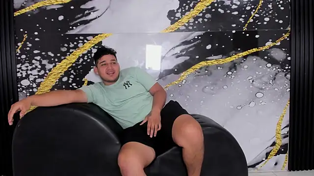 sweethot    online show from October 5, 2025, 1:42 pm