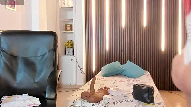 victoria mooree online show from October 18, 2025, 4:41 pm