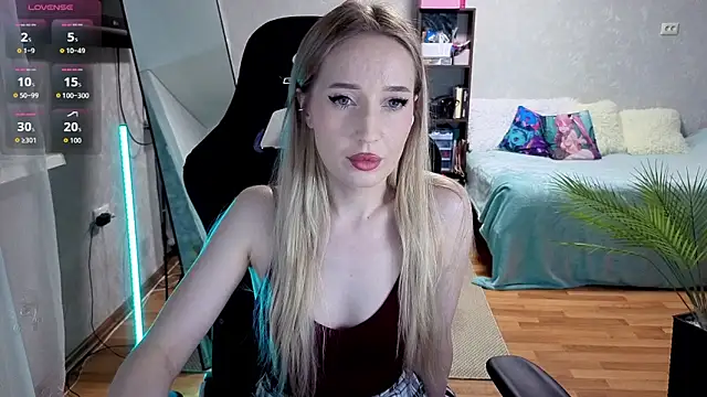 Snapshot of Little_Soph chatting on September 25, 2025, 12:58 am Little Soph online show from September 25, 2025, 12:58 am