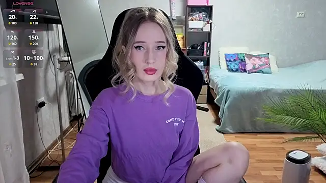 Snapshot of Little_Soph chatting on December 16, 2025, 11:21 pm Little Soph online show from December 16, 2025, 11:21 pm