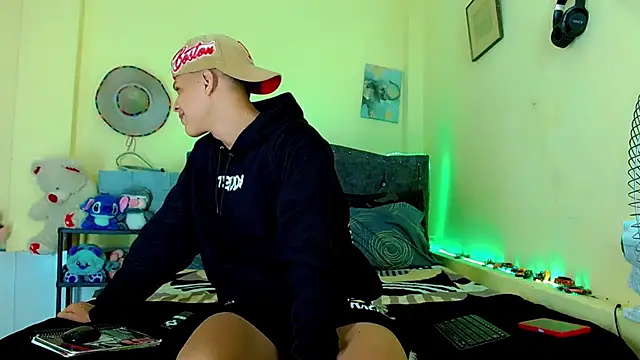 Liamscott  online show from April 9, 2026, 7:52 pm