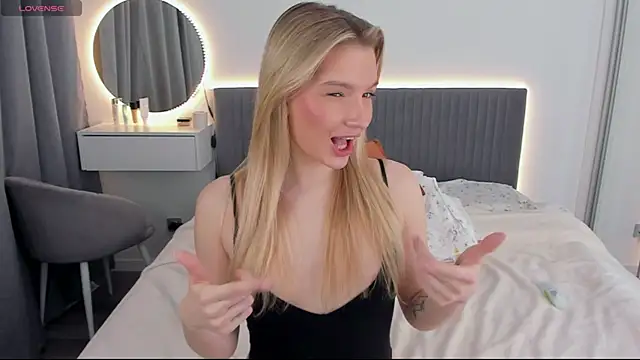 CassieRayss online show from February 16, 2025, 11:05 pm