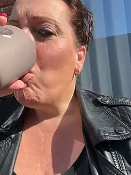 xsexycurvymilf online show from April 15, 2026, 8:43 am